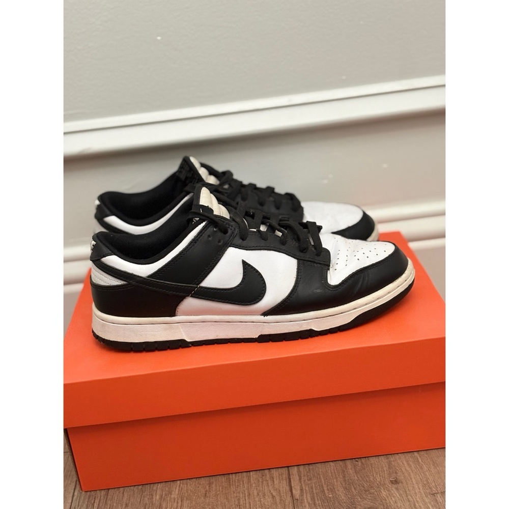 Nike dunk low panda trainers Black and White.